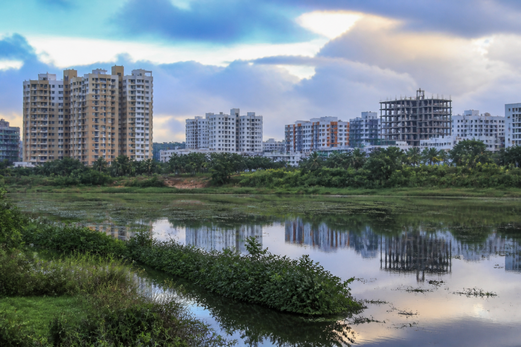 Bengaluru groundwater study showing a lake, built-up land and a drying urban landscape.