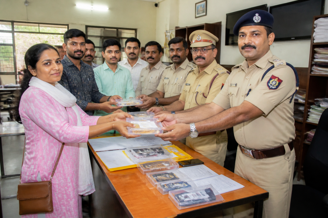 Mumbai Police property return ceremony with recovered valuables handed back to citizens at Kandivali police station.
