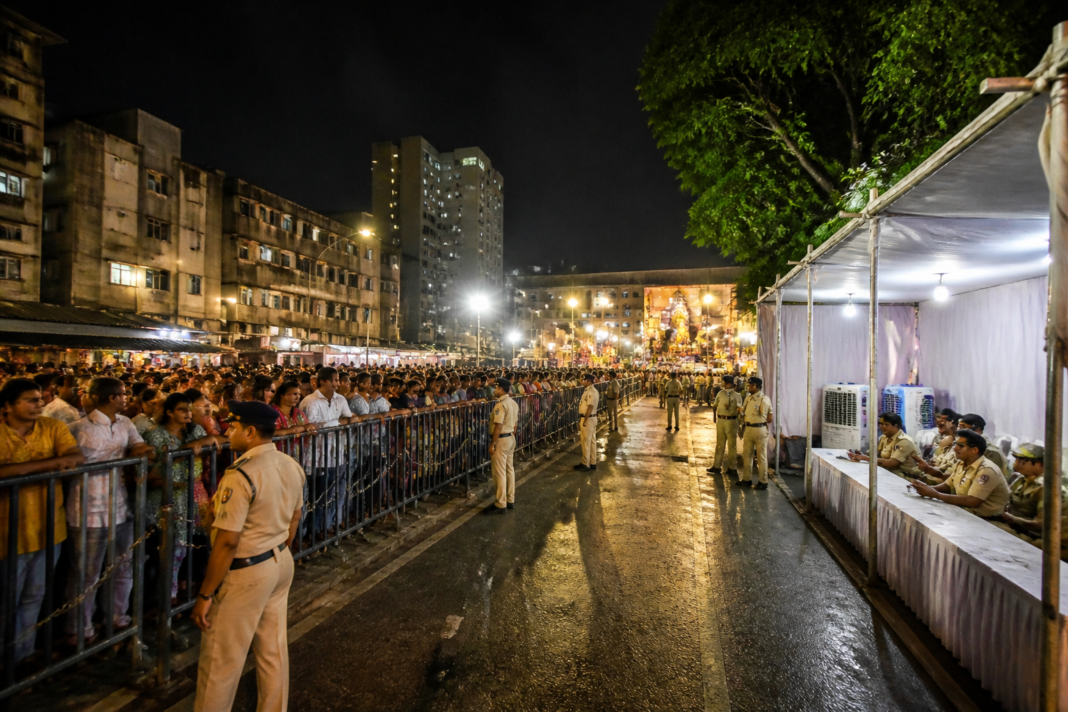 Lalbaugcha Raja queue in Mumbai with police and an emergency help desk nearby