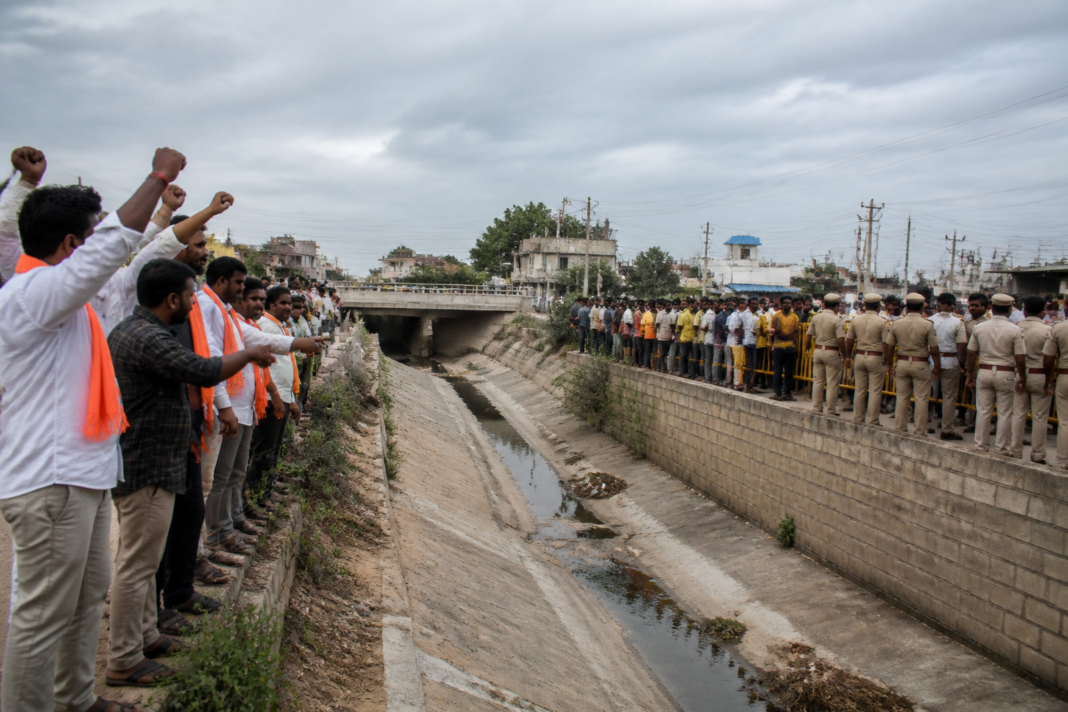 Karimnagar Ganesh immersion protest near the Chintakunta canal over water shortage