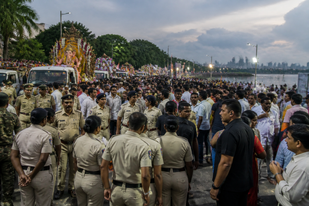 Thane Ganpati visarjan security deployment at a crowded immersion route