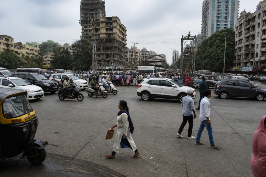 Virar traffic signal failure causing congestion at Jakat Naka junction in Virar West