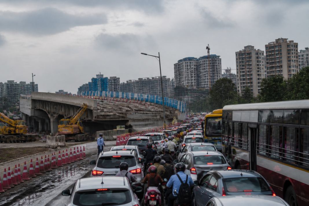 Kasarvadavali flyover closure causing traffic congestion on Ghodbunder Road in Thane