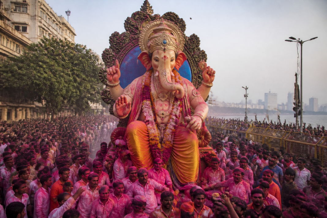 Lalbaugcha Raja visarjan procession reaches Girgaon Chowpatty in Mumbai