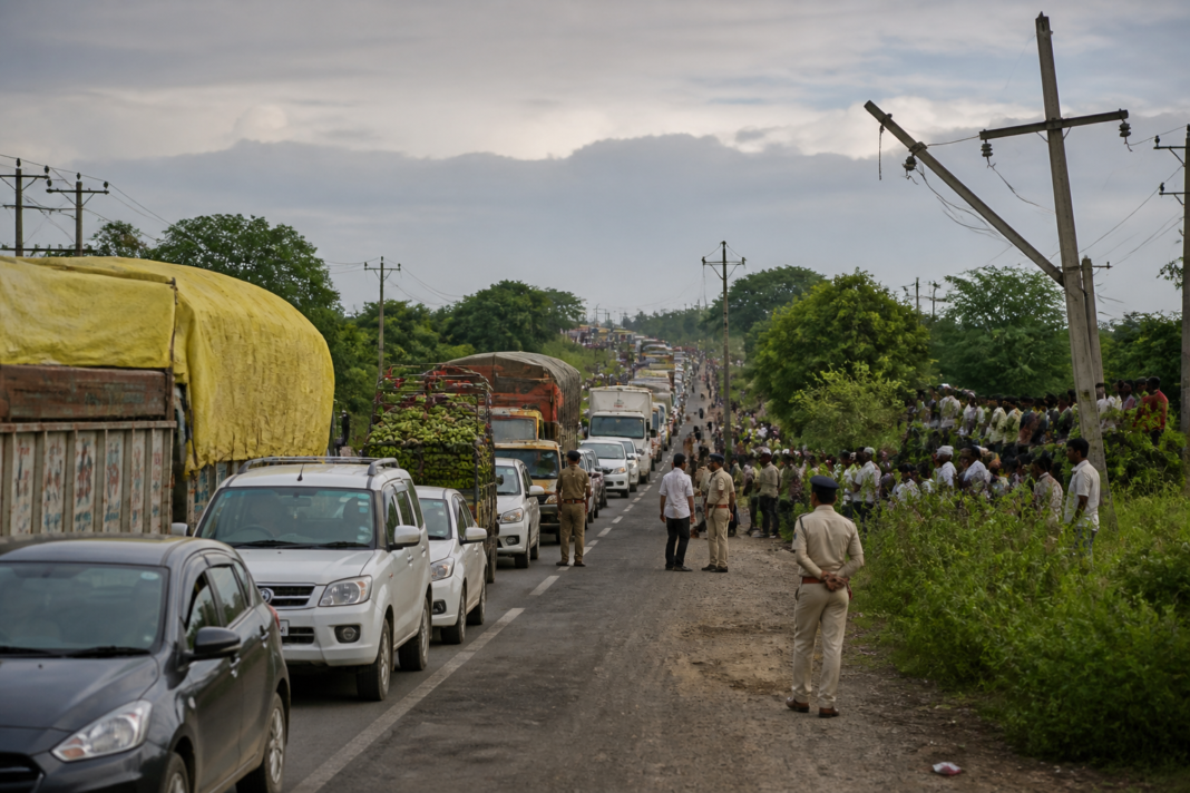 Khargone highway blockade after cows were electrocuted by broken power lines