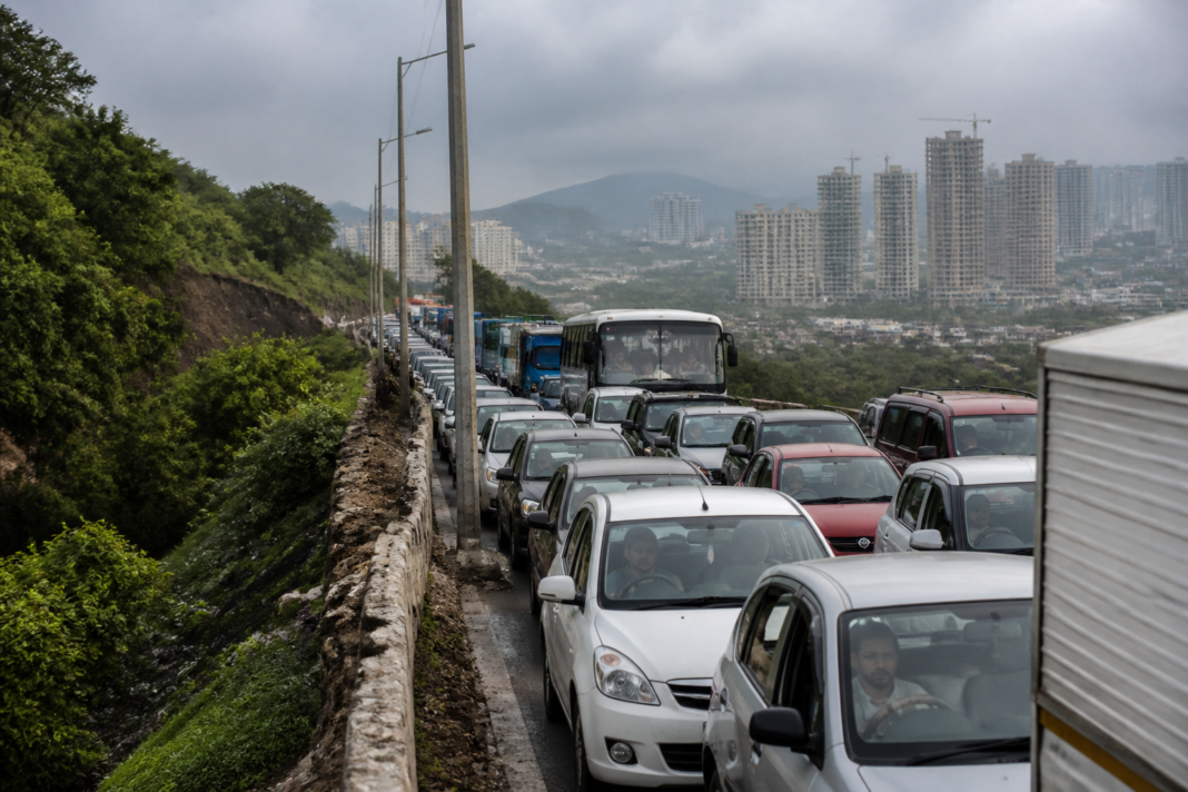 Thane traffic jam on Ghodbunder Road with long vehicle queues near the Gaymukh ghat section