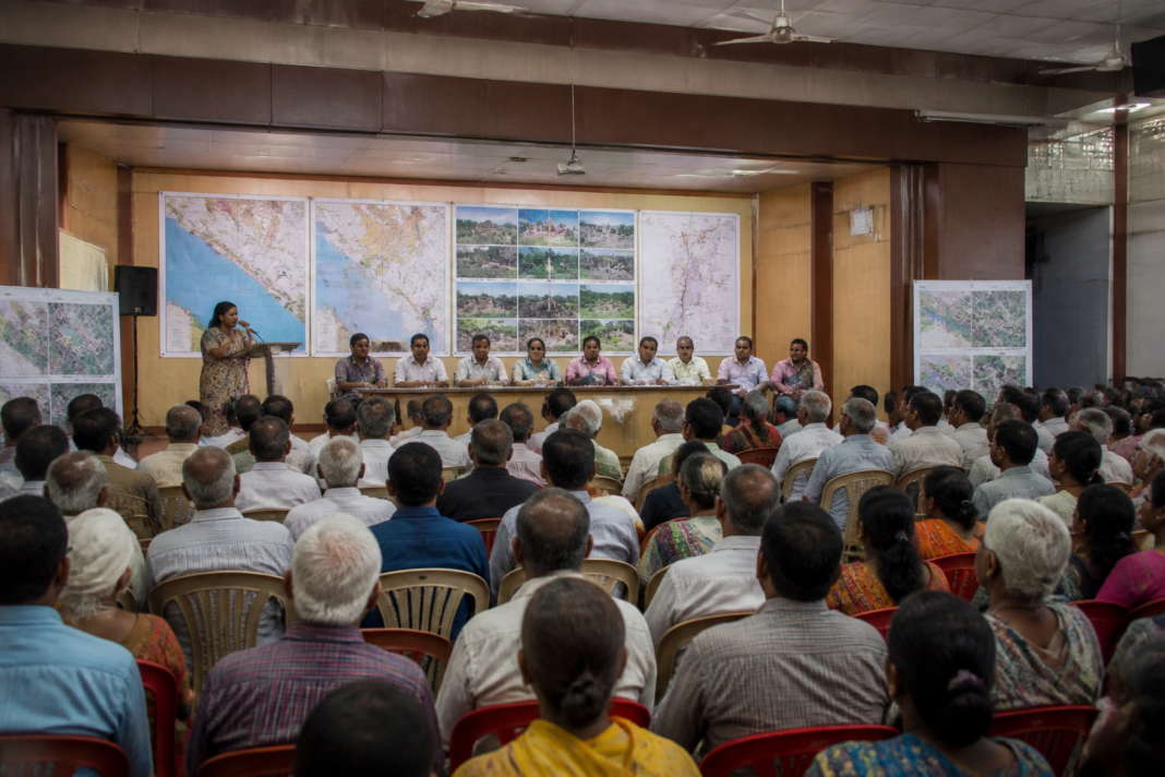 Suresh Mhatre addressing a Thane meeting on Mumbai Metropolitan Region projects and rehabilitation.