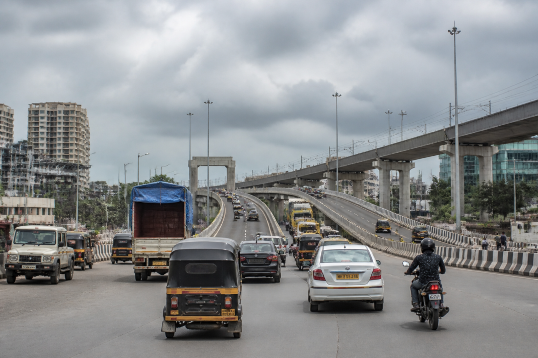 Bhayandar flyover direction signs missing at a busy road junction in Mira-Bhayandar
