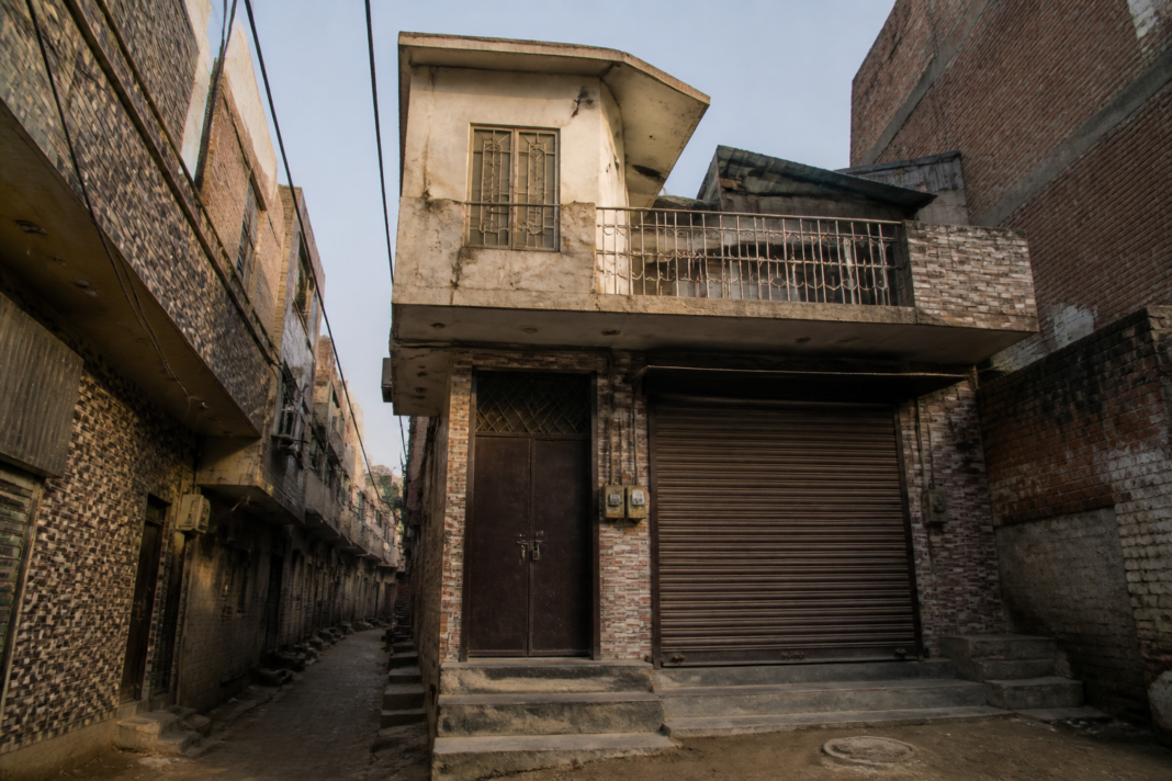 Delhi High Court property dispute involving a family home and contested ownership documents