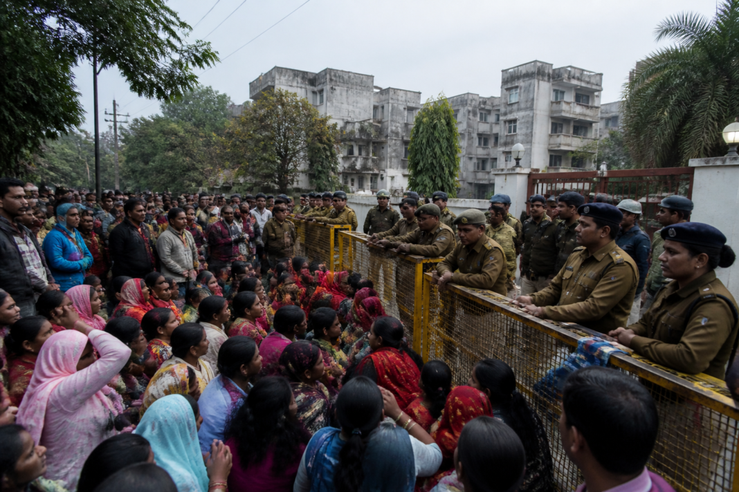 Bokaro evacuation order protest outside a BSL official’s residence over unsafe quarters