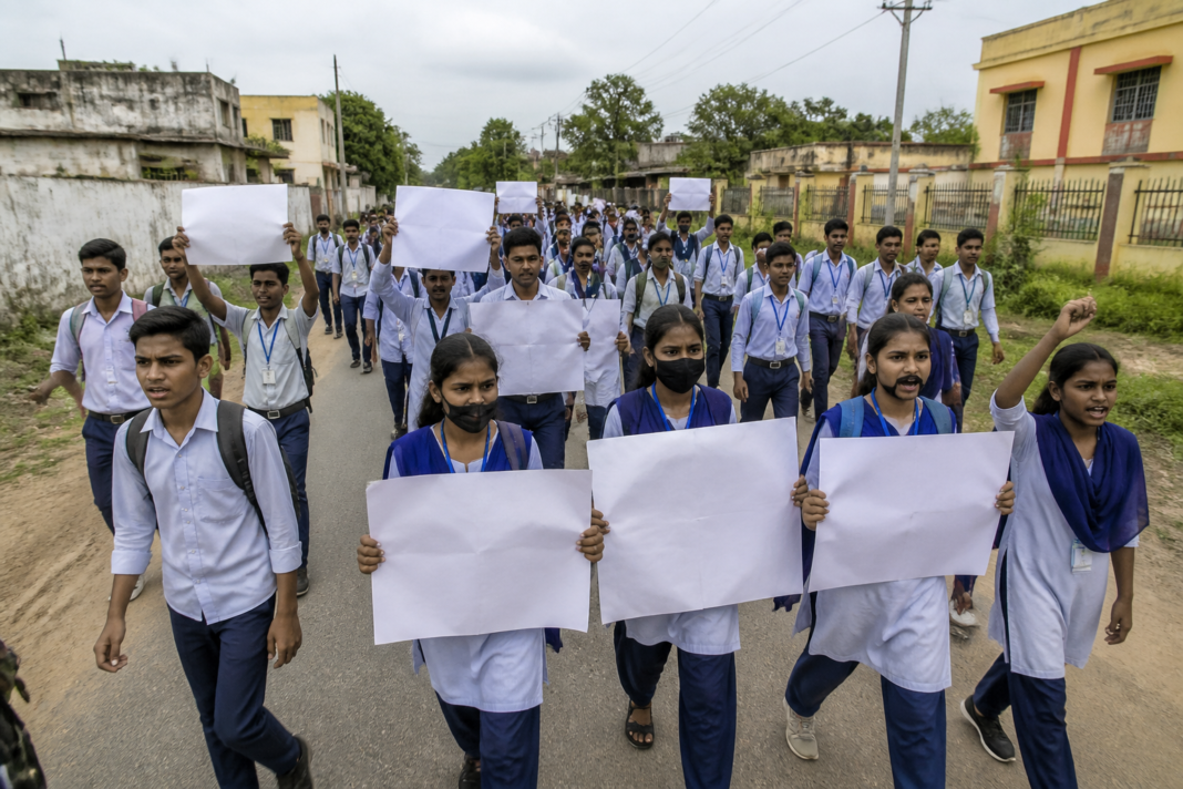 Koderma students marching to protest teacher shortages and poor school infrastructure