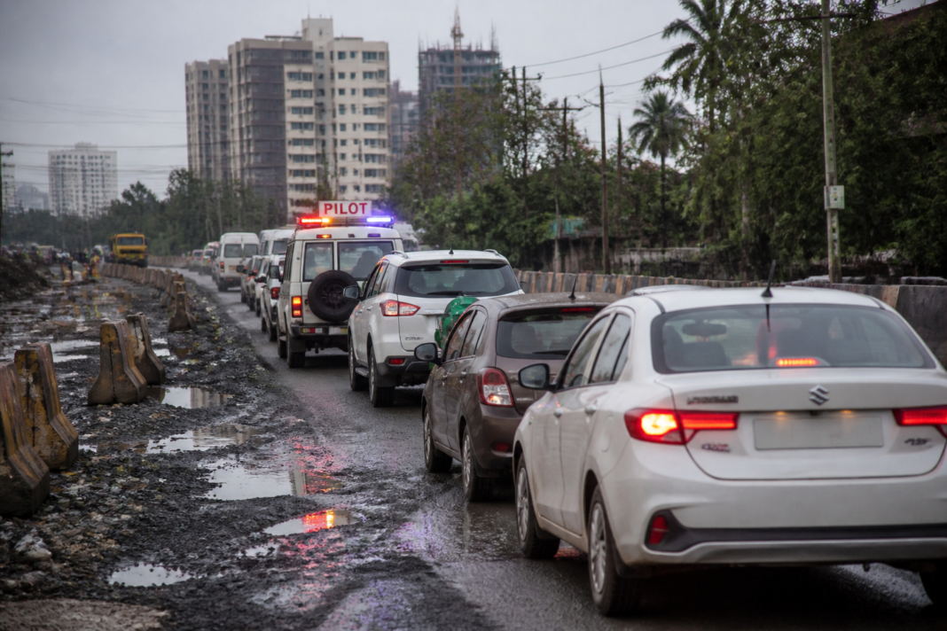 Joka tribunal commute affected by congested Kolkata roads and deteriorated road surfaces