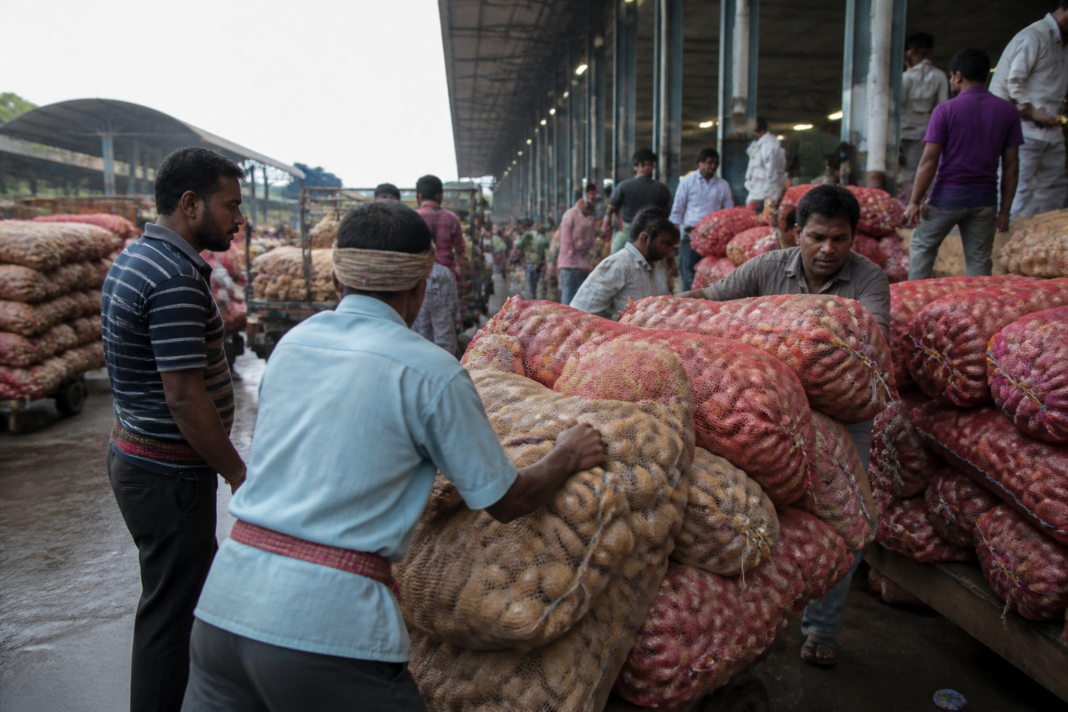 Vashi APMC Mathadi workers handling agricultural sacks at Navi Mumbai market
