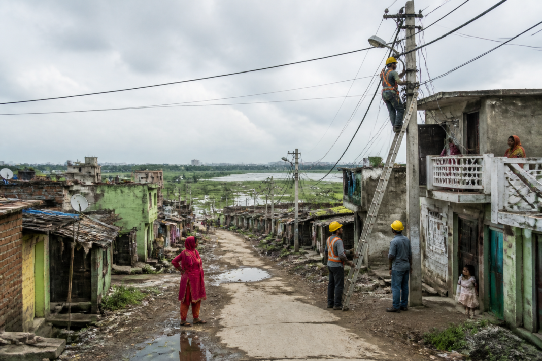 Electricity poles and homes in the Kanawani floodplain, Ghaziabad