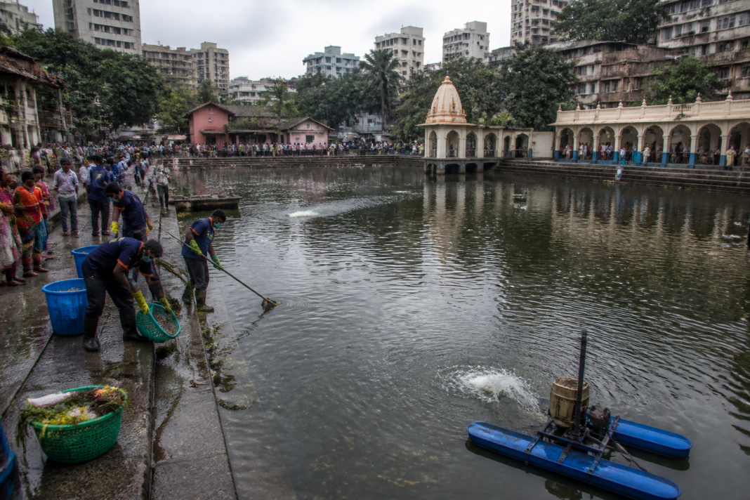 Banganga Tank fish deaths prompt BMC cleanup and water testing in Mumbai