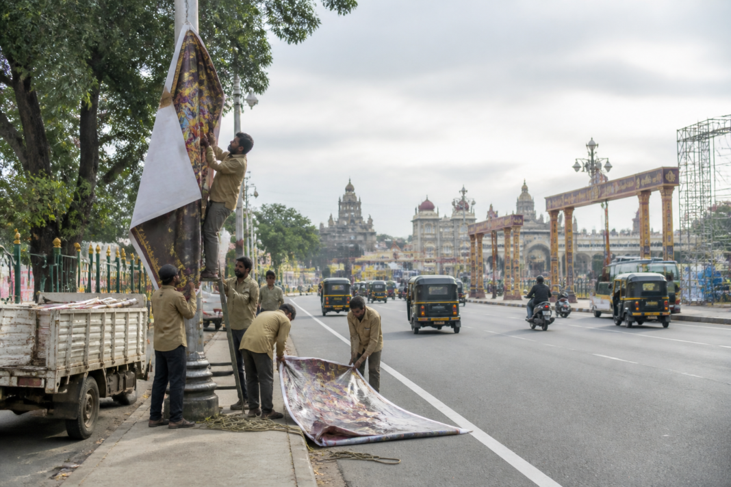 Mysuru flex-free Dasara drive removing unauthorised flex boards along a city road