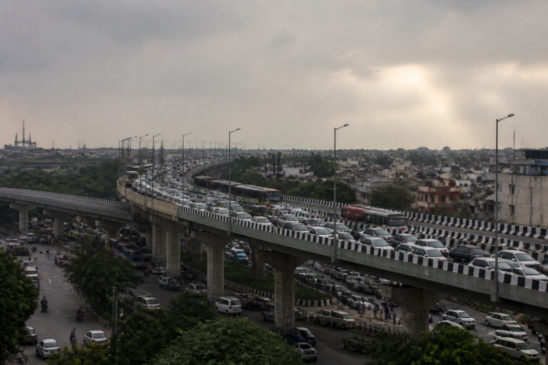 Barapulla Phase 3 traffic jam on Delhi’s elevated road corridor with vehicles backed up near flyovers.