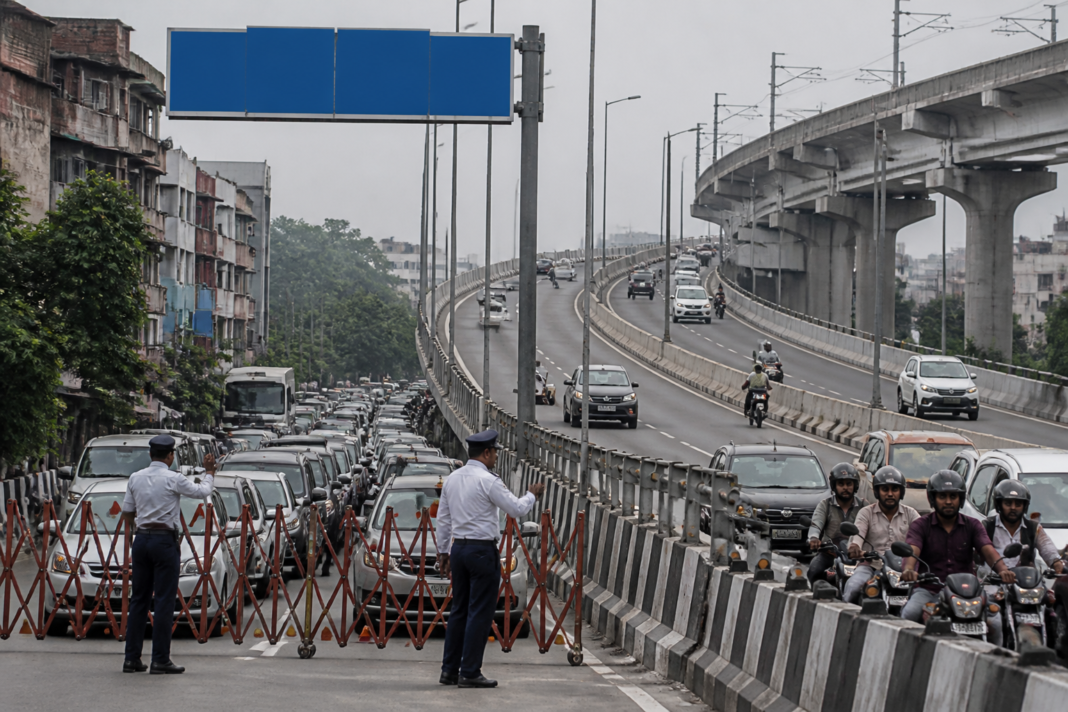 Barapullah Phase III traffic queue near Mayur Vihar in Delhi