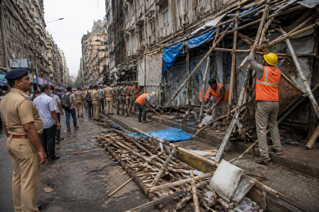 BMC pedestrian drive clearing unauthorised stalls near Manish Market in South Mumbai